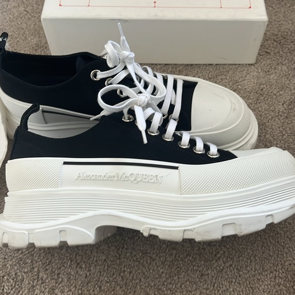 Alexander McQueen Womens Shoes Sneakers Low Top Canvas 10 Black White MSRP $750 - Picture 8 of 9